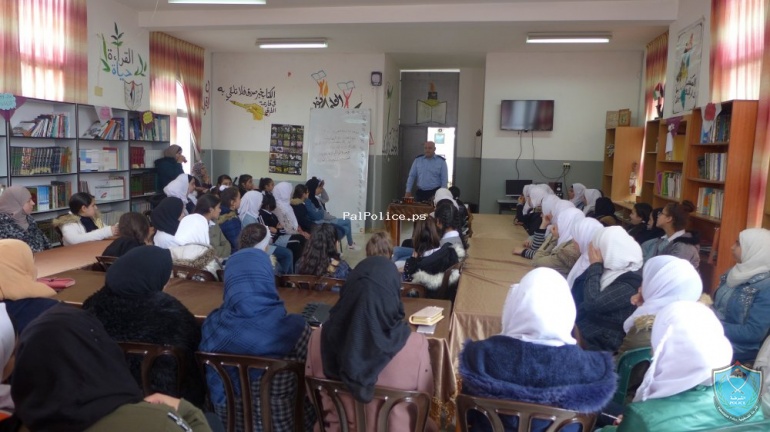 الشرطة تنظم محاضرة توعوية لمجلس الأمهات وللطالبات في قلقيلية