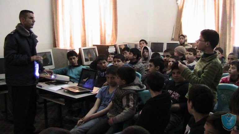 الشرطة تنظم محاضرة توعية لطلاب مدرسة الأمير محمد في الخليل