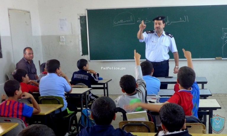 الشرطة تعقد 3 محاضرات بالتوعية الشرطية والأمنية  لطلبة المدارس في طولكرم
