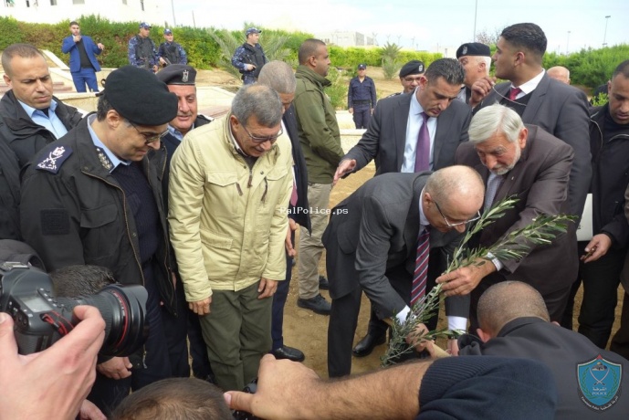 دولة رئيس الوزراء يطلق مشروع تخضير فلسطين من كلية الشرطة في اريحا