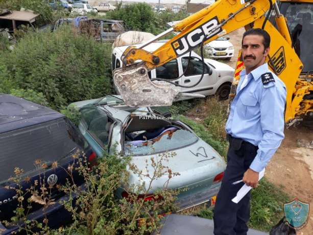 الشرطة تتلف 60 مركبة غير قانونية في طولكرم .