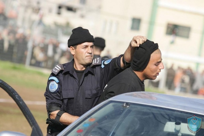 الشرطة تلقي القبض على 32 شخص حطموا مركبة في بيت عوا .