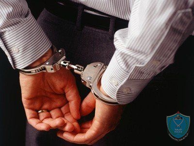 الشرطة تقبض على شخص بتهمة السرقة والابتزاز في نابلس
