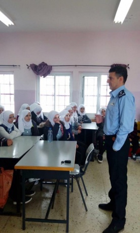 الشرطة تنظم محاضرتين عن الجرائم الالكترونية في مدرسة بنات الاموية الثانويةفي ضواحي القدس