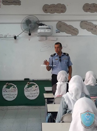 الشرطة تقدم التوعيه والارشاد في مدرسة بنات برقه الثانويه في رام الله
