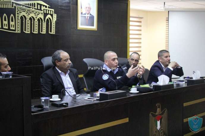 الناطق الاعلامي بالشرطة يحاضر بالمشاركين بدورة الإعلام المتقدمة في سلفيت