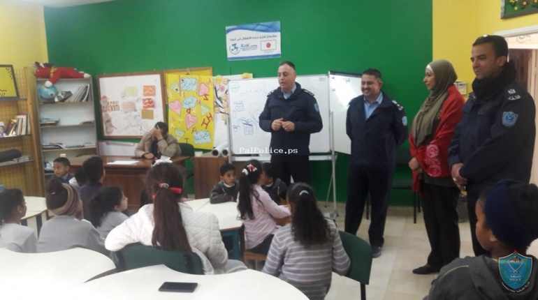 الشرطة ومركز الطفل يطلقان برنامج " إحنا بأمان مع الشرطة " في أريحا