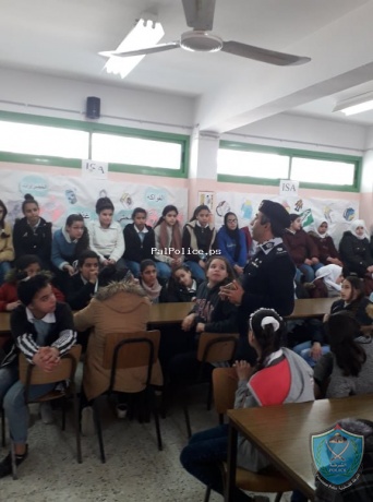 الشرطة تنظم محاضرة توعية في مدرسة قلنديا للبنات في مخيم قلنديا بضواحي القدس