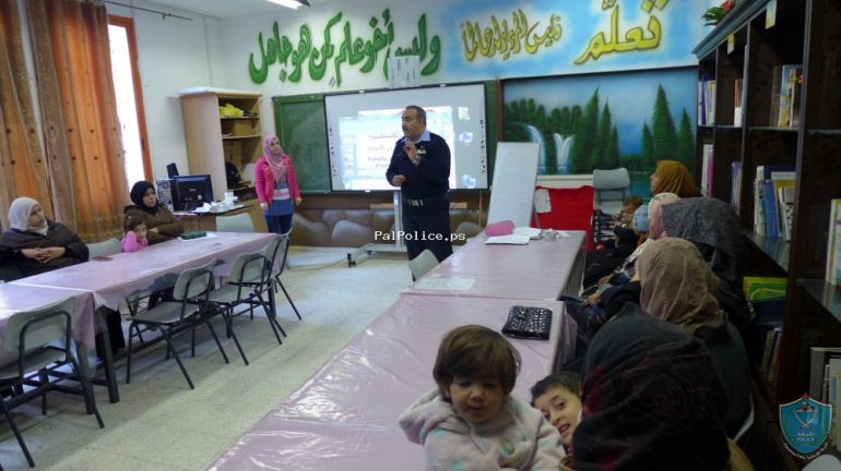 الشرطة تنظم محاضرة توعوية لمجلس الأمهات في مدرسة الشهداء بقلقيلية