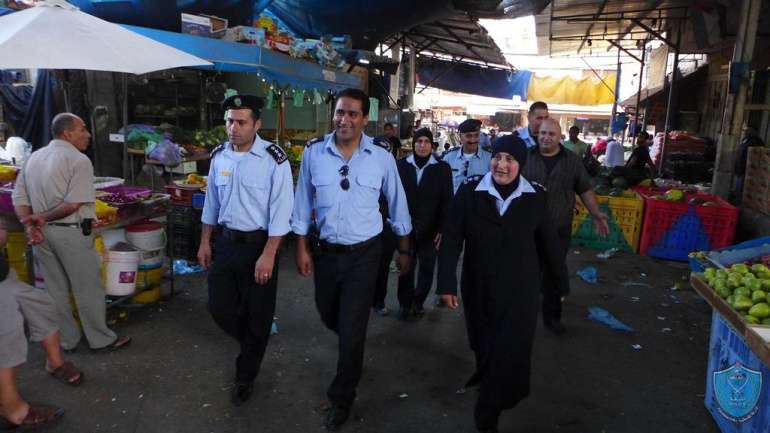 نائب مدير شرطة محافظة قلقيلية تقوم بجولة تفقدية على أسواق المدينة