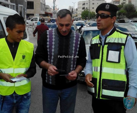 الشرطي الصغير يشارك شرطة المرور في توزيع منشورات توعوية على المصلين في بيت لحم