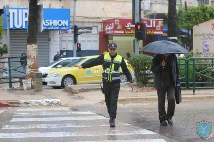 الشرطة تقدم خدماتها في ظل الأحوال الجوية السائدة .... #أمنكم_سعادتنا_شرطة_فلسطين