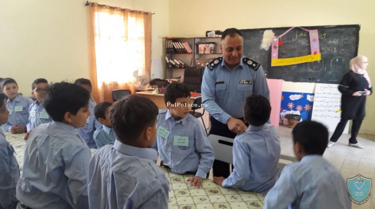 الشرطة تنظم يوم مروري وتشكل فرقة السلامة في مدرسة الشهيد ياسر عرفات في اريحا