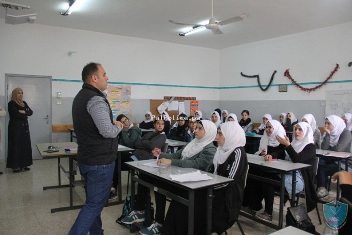 التوعية الشرطية تستهدف 70 طالبة في مدرسة بنات رام الله الثانوية