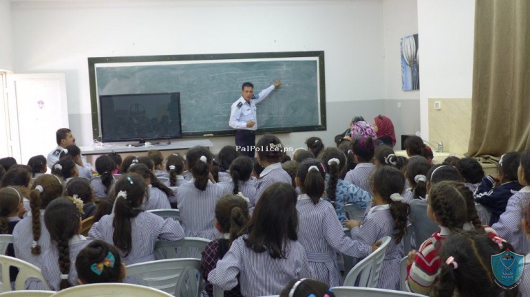 الشرطة تعقد محاضرات بالتوعية الشرطية والأمنية لطلبة المدارس في رام الله