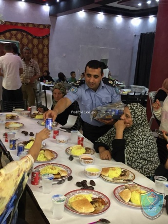 الشرطة تنظم مأدبة افطار ل 300 يتيم  في اريحا