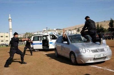 شرطة نابلس تقبض على 3 متهمين بسرقة محل تجاري في مدينة كفر قاسم المحتلة
