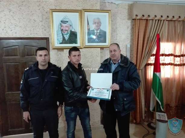 الشرطة تكرم شاب  لأمانته بطوباس