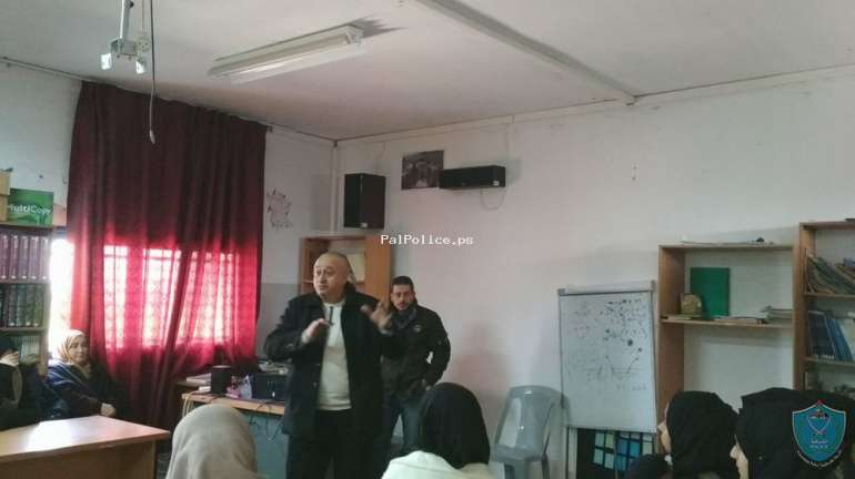 الشرطة تنظم محاضرة حول مخاطر الانترنت في مدرسة بنات فقوعة الثانوية في جنين