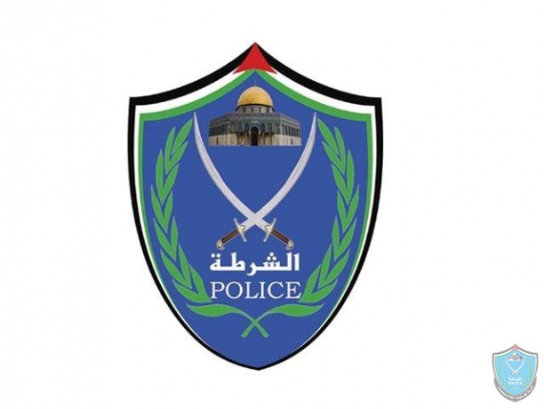 اللواء حازم عطا الله مدير عام الشرطة يقدم كتاب شكر لمساعد شرطة على امانته