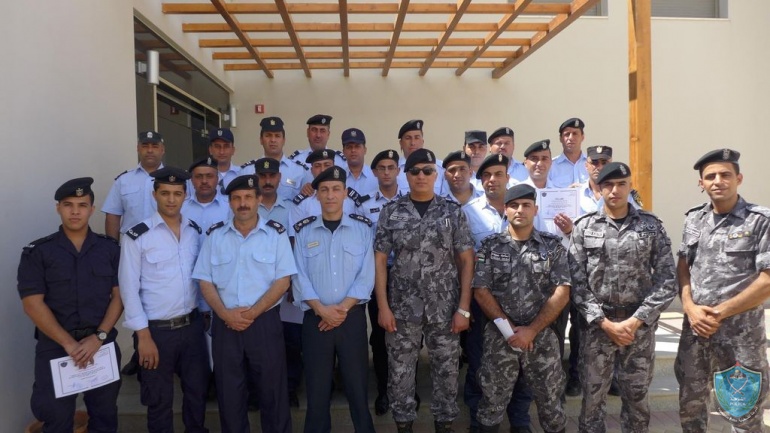 الشرطة تخرج 63 ضابطاً شاركوا بدورات تخصصية في أريحا