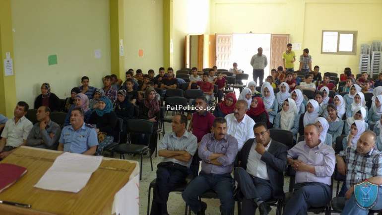الشرطة ووكالة الغوث ينظمان ورشة عمل حول المخدرات بمخيم الفارعة بطوباس
