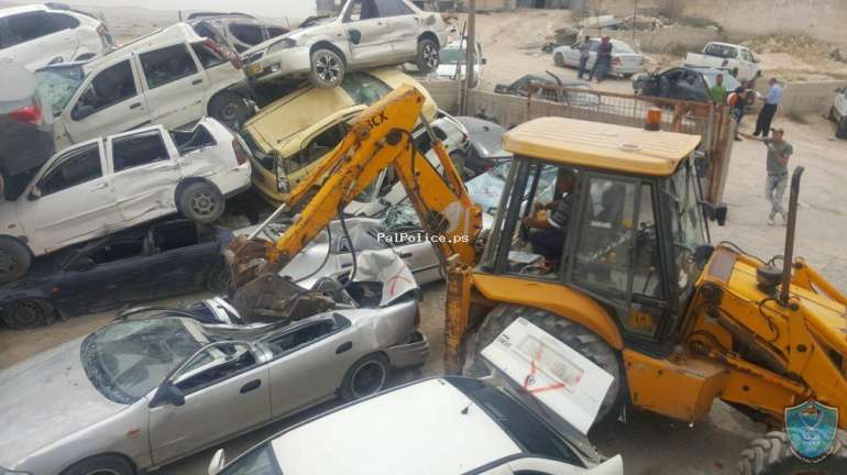 الشرطة تضبط وتتلف 50 مركبة غير قانونية في الخليل