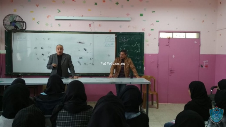 الشرطة تنظم محاضرة حول مخاطر الانترنت في مدرسة بنات دير ابو ضعيف الثانوية في جنين