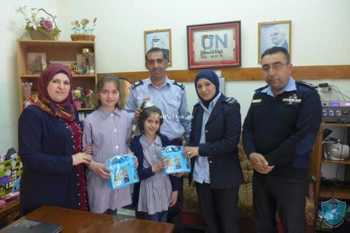 بمناسبة يوم اليتيم العربي الشرطة تقدم هدايا رمزية للطلبة الايتام في عدد من مدارس جنين