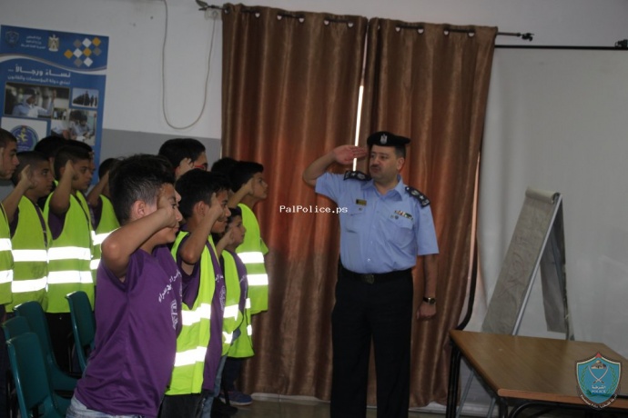 الشرطة تستضيف مخيم فرسان الاسراء الصيفي في مديرية شرطة طولكرم