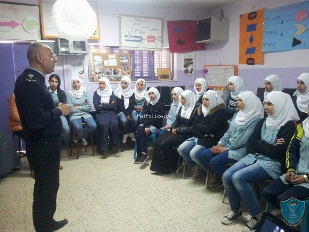 الشرطة تقدم محاضرة توعوية بمدرسة بيت حنينا في ضواحي القدس