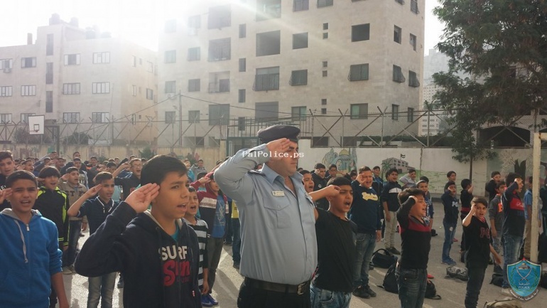 الشرطة تشارك طلاب مدرسة نعيم عبد الهادي الأساسية للبنين على مراسم الوقوف للنشيد الوطني الفلسطيني في نابلس .