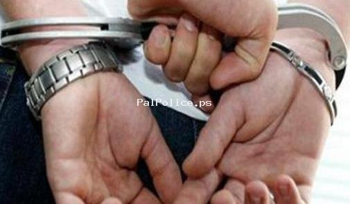 الشرطة تقبض على 3 أشخاص متلبسين بتعاطي المخدرات بالقرب من الحرم الابراهيمي في الخليل
