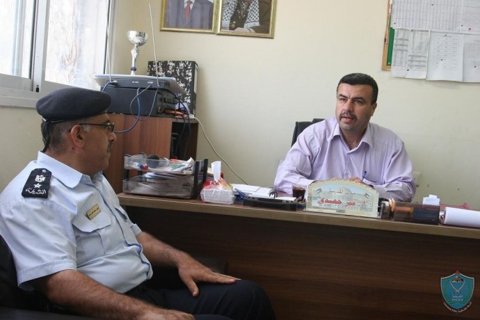 مدير شرطة قلقيلية يزور مدرسة الصديق الأساسية في قلقيلية