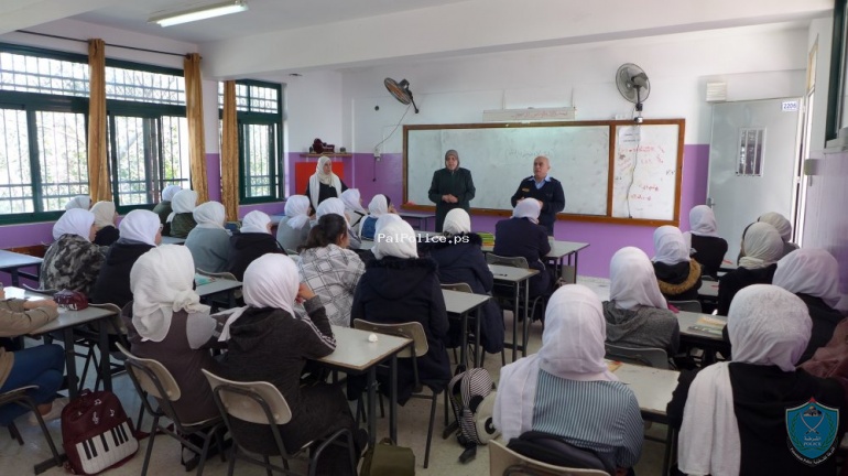 الشرطة تحاضر في طالبات مدرسة بنات الشيماء الثانوية في قلقيلية