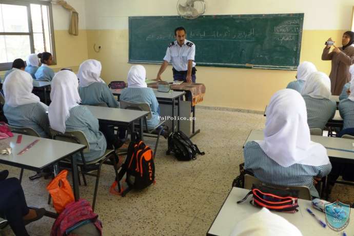 الشرطة تعقد محاضرة حول مخاطر المخدرات  في طولكرم