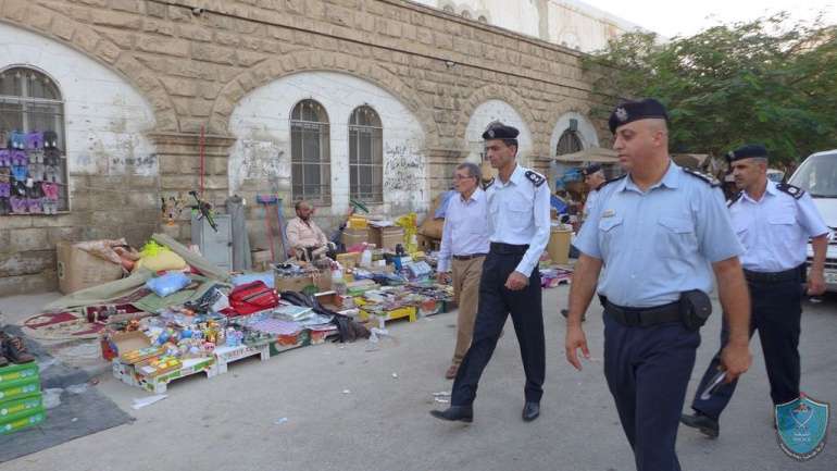 أريحا : المحافظ ومدير الشرطة يتفقدان المواطنين وأسواق المدينة عشية عيد الأضحى