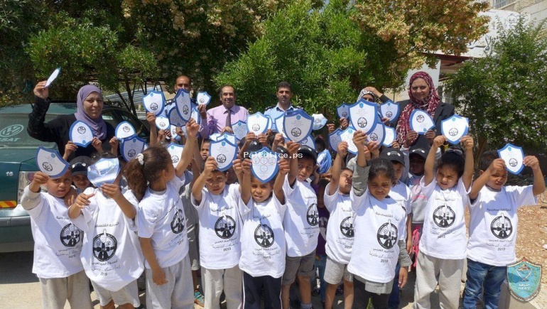 الشرطة وجمعية الإسراء الخيرية ينظمان برنامجاً للتوعية لرياض الأطفال في اريحا