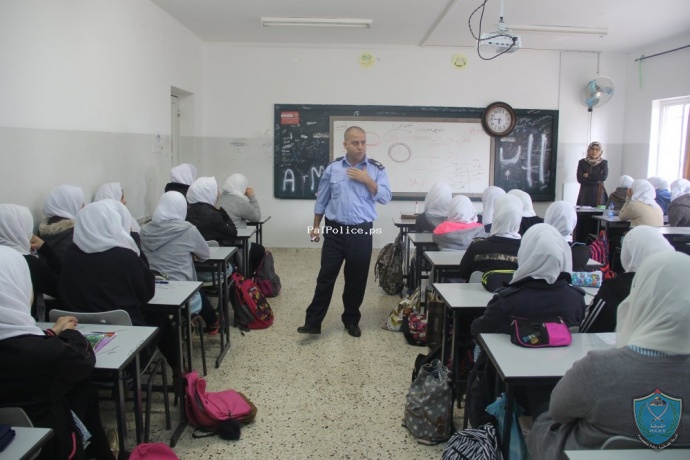 الشرطة تقدم محاضرة توعية في مدرسة بنات الكرامة الاساسية العليا