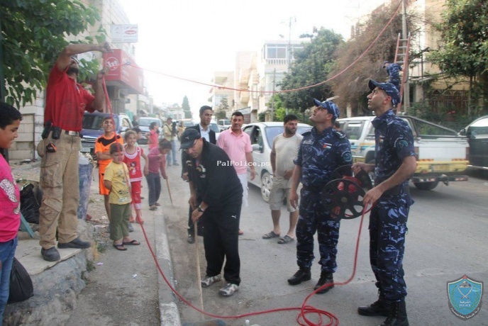 الشرطة تشارك الأهالي بوضع الزينة وترتيب الشوارع ابتهاجا بقدوم شهر رمضان في بيت لحم