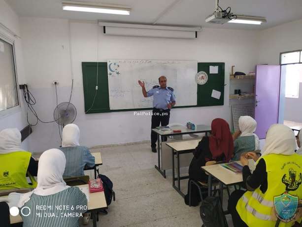 الشرطة تقدم محاضرات توعية لطلاب وطالبات مدارس بلدة رافات في سلفيت