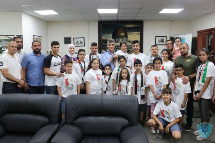 اللواء حازم عطا الله يستقبل النادي الفلسطيني لأطفال الجالية الفلسطينية في أمريكا شيكاغو في مقر المديرية العامة للشرطة