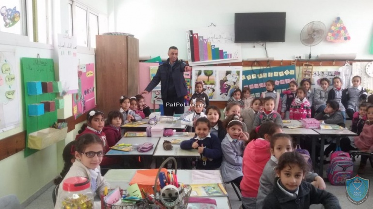 الشرطة تنفذ فرقتين للشرطة المدرسية في مدرستين محمود الهمشري وخوله بنت الأزور بطولكرم