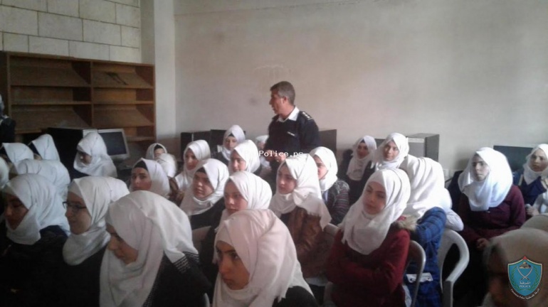 الشرطة تعقد محاضرة تثقيفية حول مخاطر المخدرات بمدرسة عبر بن عبد العزيز بالخليل