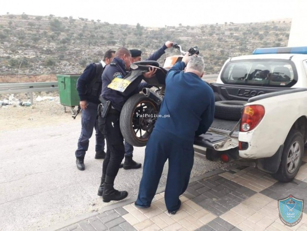 مواطن يسلم الشرطة دراجة نارية غير قانونية تعود لابنه في رام الله