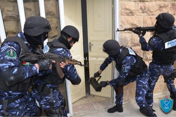 الشرطة تقبض على 14 مطلوب للعدالة صادر بحقهم 54 مذكرة قضائية في الخليل