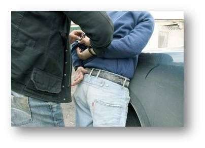 الشرطة تقبض على شخص متهم بالسرقة و تتلف دهانات فاسدة في جنين