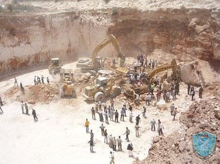 وفاة سائق جرافة بانهيار صخري في محجر بمدينة يطا