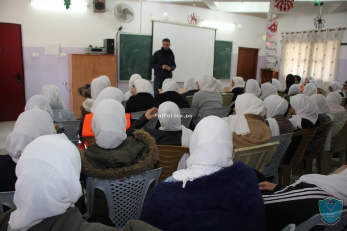 الشرطة تعقد محاضرة حول  الابتزاز الالكتروني لطالبات  مدرسة بنات عتيل شمال طولكرم