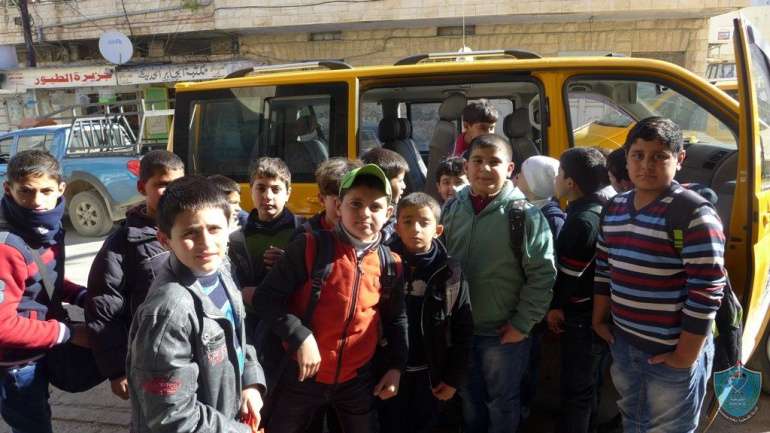 الشرطة تضبط  مركبة نقل عام حمولتها 7 ركاب و بداخلها 17 طفل في طولكرم